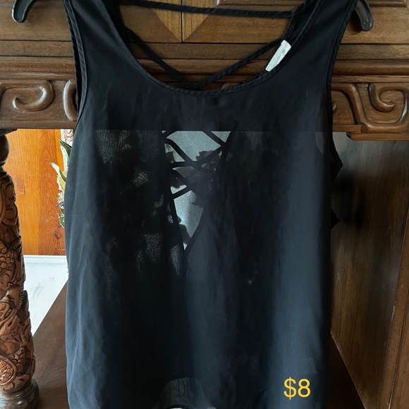 Women’s Tops - Picture 7 of 10